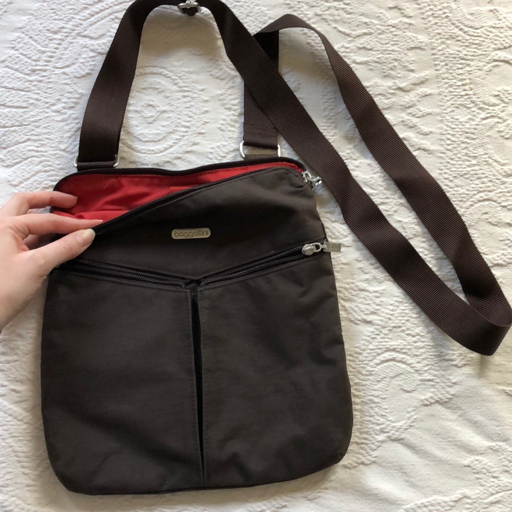 Baggallini brown and red crossbody